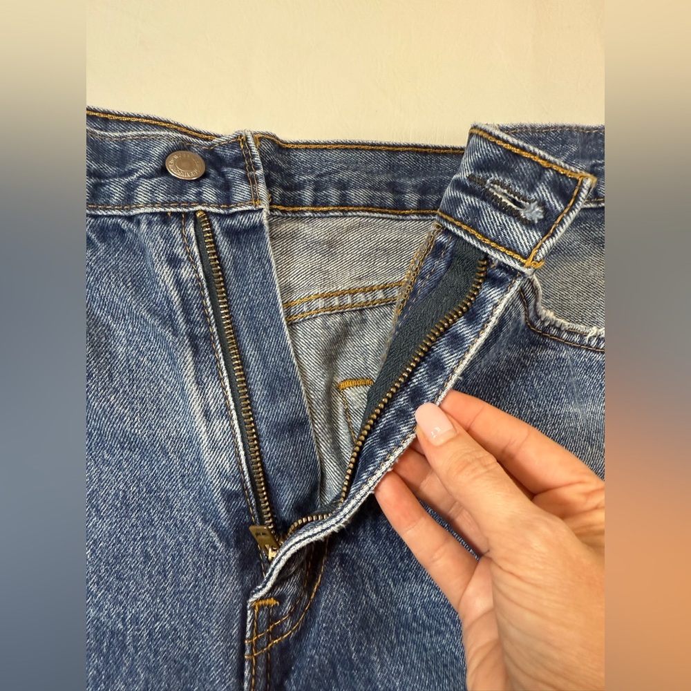 Levi’s dark wash mid rise 17in waist jean shorts distressed (bin T) - Picture 7 of 7
